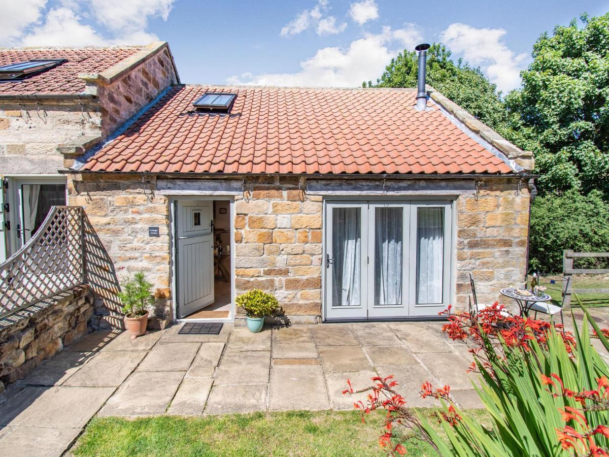 Cottage Anton Fylingdales Екстериор снимка